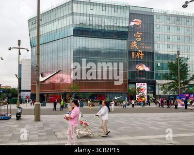 Pékin, Chine - 15 septembre 2025 : les piétons profitent d'une place commerciale moderne sur la rue animée Wangfujing de Pékin, ornée de verre saisissant Banque D'Images