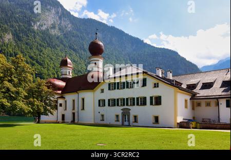 Lac Konigsee avec St Bartholomew church entouré de montagnes, le parc national de Berchtesgaden, en Bavière, Allemagne Banque D'Images