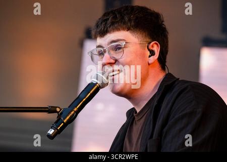 L'auteur-compositeur-interprète adolescent Marc Atlas joue en direct sur la scène New Acts Open Air au SWR3 NEW POP FESTIVAL 2025. Baden-Baden, Allemagne, 20 septembre 2025. Le festival qui brise les stars du monde fête ses 30 ans. Marc Atlas est un musicien pop de 18 ans influencé par son héritage kazakh. Autodidacte à la guitare et au piano, il écrit des chansons vulnérables et émotives sur l’amour et l’identité. Photographie : Rob Watkins/Alamy Live News. Banque D'Images