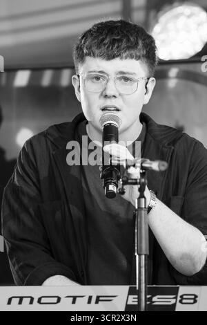 L'auteur-compositeur-interprète adolescent Marc Atlas joue en direct sur la scène New Acts Open Air au SWR3 NEW POP FESTIVAL 2025. Baden-Baden, Allemagne, 20 septembre 2025. Le festival qui brise les stars du monde fête ses 30 ans. Marc Atlas est un musicien pop de 18 ans influencé par son héritage kazakh. Autodidacte à la guitare et au piano, il écrit des chansons vulnérables et émotives sur l’amour et l’identité. Photographie : Rob Watkins/Alamy Live News. Banque D'Images