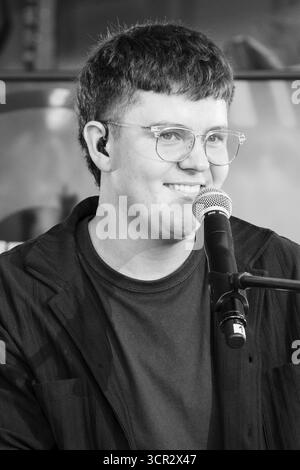 L'auteur-compositeur-interprète adolescent Marc Atlas joue en direct sur la scène New Acts Open Air au SWR3 NEW POP FESTIVAL 2025. Baden-Baden, Allemagne, 20 septembre 2025. Le festival qui brise les stars du monde fête ses 30 ans. Marc Atlas est un musicien pop de 18 ans influencé par son héritage kazakh. Autodidacte à la guitare et au piano, il écrit des chansons vulnérables et émotives sur l’amour et l’identité. Photographie : Rob Watkins/Alamy Live News. Banque D'Images