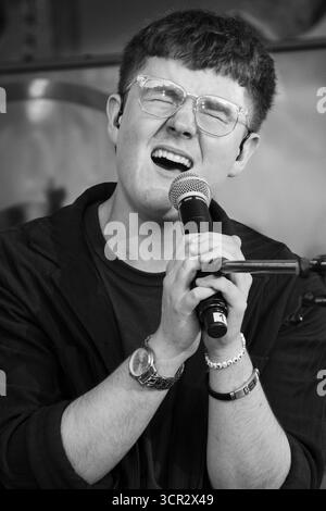 L'auteur-compositeur-interprète adolescent Marc Atlas joue en direct sur la scène New Acts Open Air au SWR3 NEW POP FESTIVAL 2025. Baden-Baden, Allemagne, 20 septembre 2025. Le festival qui brise les stars du monde fête ses 30 ans. Marc Atlas est un musicien pop de 18 ans influencé par son héritage kazakh. Autodidacte à la guitare et au piano, il écrit des chansons vulnérables et émotives sur l’amour et l’identité. Photographie : Rob Watkins/Alamy Live News. Banque D'Images