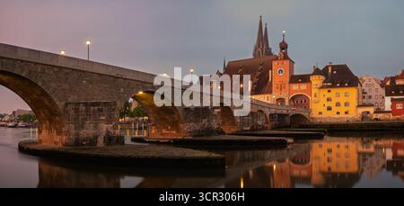 Cathédrale de Ratisbonne et pont de pierre sur le Danube, Allemagne Banque D'Images