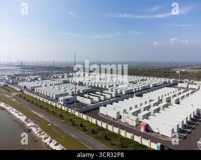 Station de stockage d'énergie de batterie conteneurisée à l'échelle de la grille, côte du Shandong, Chine Banque D'Images