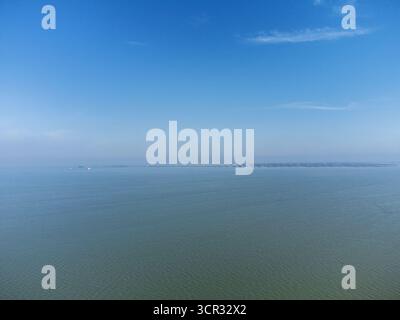 Ferme solaire flottante offshore sur la côte du Shandong, Chine Banque D'Images