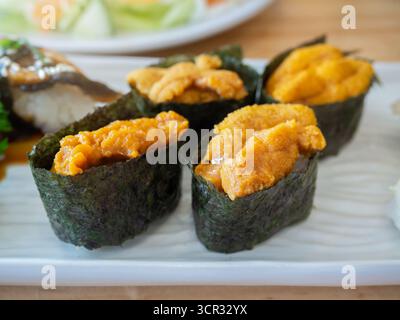 Sushi oursin dans un restaurant japonais. Banque D'Images