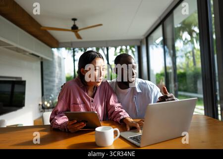 Un couple heureux et multinational qui sont des nomades numériques et travaillent dans un pays différent chaque mois Banque D'Images