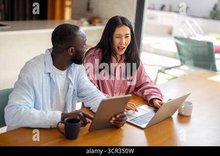 Un couple heureux et multinational qui sont des nomades numériques et travaillent dans un pays différent chaque mois Banque D'Images