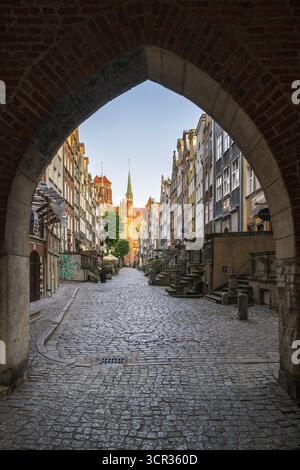 Vue à travers Tor Tor dans Frauengasse, Ulica Mariacka, Gdansk, Gdansk, Pologne Banque D'Images