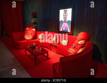 Serpentine North, Londres, Royaume-Uni. 29 septembre 2025. THE DELUSION (30 septembre-18 janvier 2026) est le projet le plus ambitieux à ce jour de Danielle Brathwaite-Shirley, artiste britannique basée à Londres et à Berlin, à Serpentine North. Il lance une commission de jeu vidéo révolutionnaire, une expérience immersive multijoueur exécutée sur des moteurs de jeu qui explore les thèmes de la polarisation, de la censure et de la connexion sociale. Combinant la satire et l’humour absurde avec le jeu coopératif et le théâtre participatif, THE DELUSION explore les impacts réels de la division sociétale. Crédit : Malcolm Park/Alamy Live News Banque D'Images