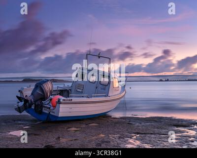 Appledore, North Devon - au lever du soleil, la marée monte lentement le long de l'estuaire de la rivière Torridge à Appledore, dans le North Devon. Banque D'Images