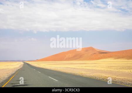À l'intérieur de Sossusvlei, des routes de gravier serpentent à travers des dunes rouges jusqu'à Deadvlei, Big Daddy et Sesriem Canyon, offrant des vues pittoresques et poussiéreuses sur le désert, Namibie Banque D'Images