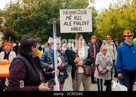 Kutna Hora, République tchèque. 29 septembre 2025. Le premier ministre tchèque Petr Fiala tente de voter lors d'une campagne électorale dans la ville de Kutna Hora, classée au patrimoine mondial de l'UNESCO, à environ 60 kilomètres à l'est de Prague. Crédit : Michael Heitmann/dpa/Alamy Live News Banque D'Images