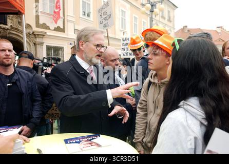 Kutna Hora, République tchèque. 29 septembre 2025. Le premier ministre tchèque Petr Fiala tente de voter lors d'une campagne électorale dans la ville de Kutna Hora, classée au patrimoine mondial de l'UNESCO, à environ 60 kilomètres à l'est de Prague. Crédit : Michael Heitmann/dpa/Alamy Live News Banque D'Images