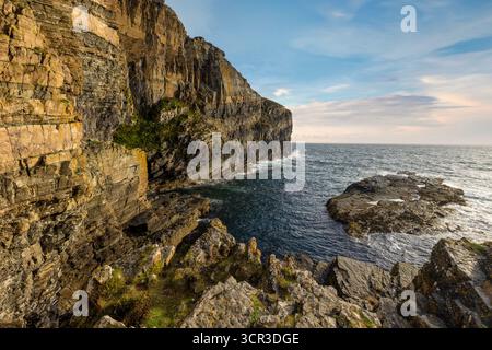 Les marches de Whaligoe à Caithness, un escalier spectaculaire du XVIIIe siècle creusé dans les falaises escarpées menant à un port naturel historique Banque D'Images