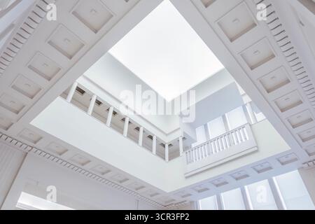 Atrium intérieur du manoir Art déco Villa Serralves avec puits de lumière, plafond à caissons et colonnes classiques, Porto, Portugal Banque D'Images