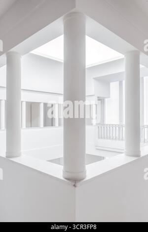 Vue à l'étage supérieur de la Villa Serralves Art Déco Mansion cour intérieure avec colonnes circulaires et architecture classique, Porto, Portugal Banque D'Images