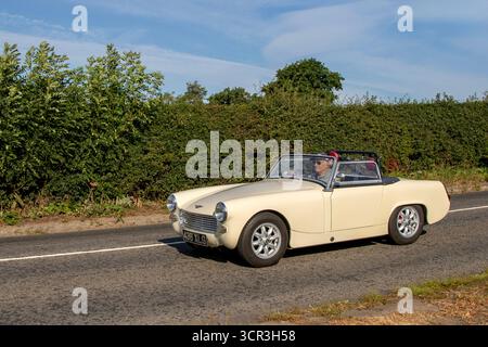 Années 1961 60 White Austin Healey car Petrol 948 cc ; amateurs de voitures classiques Roadster voyageant à grande vitesse au salon automobile vétéran du Cheshire, Royaume-Uni Banque D'Images
