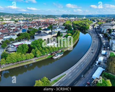 29 septembre 2025, Sarre, Saarbrücken : vue depuis le mur du château en direction du théâtre d'État : Franz-Josef-Röder-Straße avec le parlement d'État, le tribunal de district et le tribunal régional en bas à droite - des tentes et des stands y sont déjà installés pendant les travaux de construction pour les célébrations du 3 octobre (vue aérienne avec un drone). Photo : Laszlo Pinter/dpa Banque D'Images