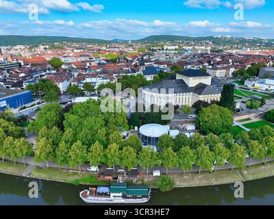 29 septembre 2025, Sarre, Saarbrücken : vue sur le théâtre d'État de Saarbrücken et la grande prairie verte avec de nombreux arbres - où se distingue la tente du gouvernement fédéral, pendant les travaux de construction pour les célébrations du 3 octobre (vue aérienne avec un drone). Photo : Laszlo Pinter/dpa Banque D'Images