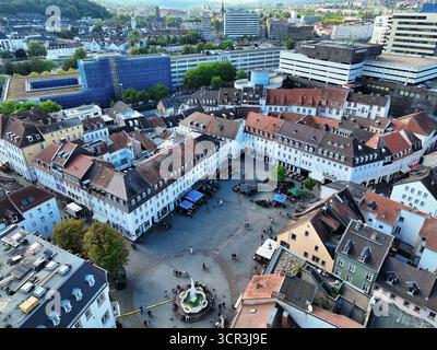 29 septembre 2025, Sarre, Saarbrücken : vue de l'établissement Johanner Markt à Saarbrücken : les places extérieures du restaurant sont toujours en place (vue aérienne avec drone). Le travail de préparation des célébrations de la Journée de l'unité allemande n'a pas encore commencé ici. Photo : Laszlo Pinter/dpa Banque D'Images