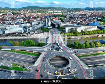 29 septembre 2025, Sarre, Saarbrücken : vue sur le pont Wilhelm Heinrich : une scène est en cours de construction au milieu - derrière elle, le "Blue Light Mile" sera installé pour les célébrations de la Journée de l'unité allemande (vue aérienne avec un drone). Photo : Laszlo Pinter/dpa Banque D'Images