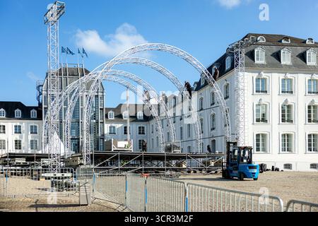 29 septembre 2025, Sarre, Saarbrücken : des ouvriers équipés de matériel d'escalade ont installé une immense scène devant le château de Saarbrücken pour les célébrations de la Journée de l'unité allemande le 3 octobre. Photo : Laszlo Pinter/dpa Banque D'Images