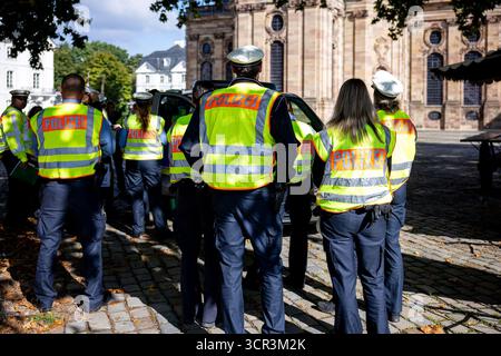29 septembre 2025, Sarre, Saarbrücken : un grand nombre de policiers sont déployés autour de la Ludwigskirche lors d'une répétition avant les célébrations de la Journée de l'unité allemande. Photo : Laszlo Pinter/dpa Banque D'Images
