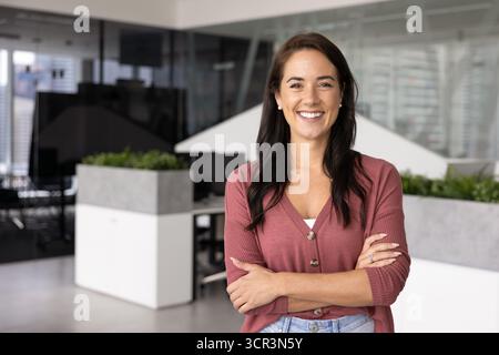 Portrait de femme d'affaires heureuse debout seule dans le bureau moderne Banque D'Images