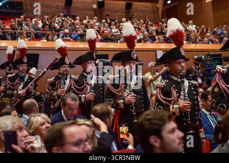 Rome, Rome, Italie. 29 septembre 2025. Le groupe Carabinieri entre dans la salle lors du 25e Sommet mondial du WTTC à l'Auditorium Parco della Musica, Rome, Italie, 29 septembre 2025. (Crédit image : © Vincenzo Nuzzolese/ZUMA Press Wire) USAGE ÉDITORIAL SEULEMENT ! Non destiné à UN USAGE commercial ! Crédit : ZUMA Press, Inc/Alamy Live News Banque D'Images