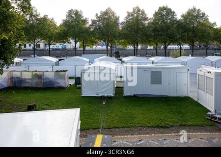 29 septembre 2025, Sarre, Saarbrücken : des conteneurs se dressent sur un pré devant le Staatstheater an der Saar avant les célébrations de la Journée de l'unité allemande le 3 octobre. Photo : Laszlo Pinter/dpa Banque D'Images
