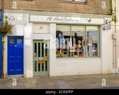 Tout sur Countrywear shop sur High Street, North Berwick, East Lothian, Écosse – un détaillant indépendant dans une ville balnéaire populaire. Banque D'Images
