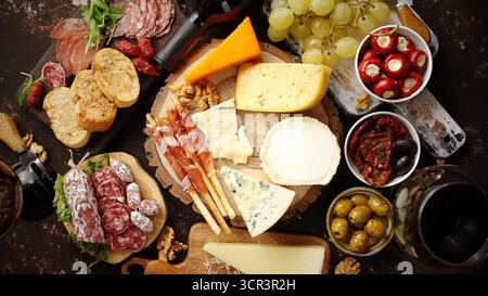 Assiette de plats italiens avec un large assortiment de fromages populaires - une tartinade de fromages gastronomiques parfaite pour une cuisine fine, l'accord de vins, la culiure italienne Banque D'Images