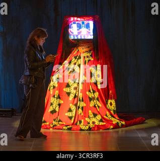 Serpentine North, Londres, Royaume-Uni. 29 septembre 2025. Exposition « The Delusion » par Danielle Brathwaite-Shirley, artiste britannique et conceptrice de jeux Black and TRANS basée à Londres et à Berlin, au Serpentine North. Il lance une commission de jeu vidéo révolutionnaire, une expérience immersive multijoueur exécutée sur des moteurs de jeu qui explore les thèmes de la polarisation, de la censure et de la connexion sociale. Crédit : Malcolm Park/Alamy Live News Banque D'Images