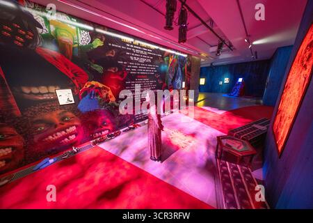 Serpentine North, Londres, Royaume-Uni. 29 septembre 2025. Exposition « The Delusion » par Danielle Brathwaite-Shirley, artiste britannique et conceptrice de jeux Black and TRANS basée à Londres et à Berlin, au Serpentine North. Il lance une commission de jeu vidéo révolutionnaire, une expérience immersive multijoueur exécutée sur des moteurs de jeu qui explore les thèmes de la polarisation, de la censure et de la connexion sociale. Crédit : Malcolm Park/Alamy Live News Banque D'Images