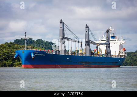 Le navire Pacific Spike fait le transit du canal de Panama, République du Panama, Amérique centrale. Banque D'Images