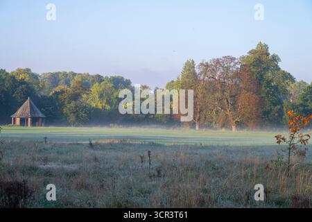 29 septembre 2025. Lumière automnale et brume matinale à Hyde Park, Londres, Royaume-Uni Banque D'Images