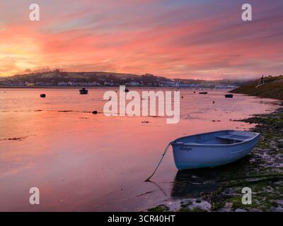 Appledore, North Devon - au lever du soleil, la brume dérive au-dessus d'Instow alors que la marée monte lentement le long de l'estuaire de la rivière Torridge à Appledore dans le North Devon. Banque D'Images
