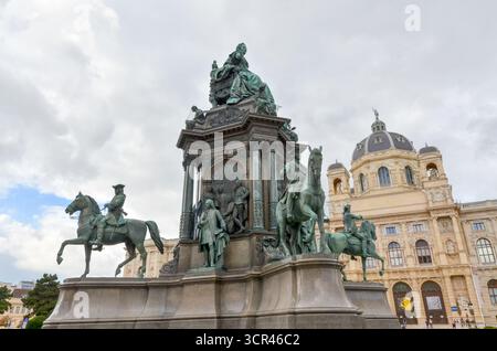 Monument Maria Theresa avec statues équestres devant le Kunsthistorisches Museum, Vienne, Autriche Banque D'Images
