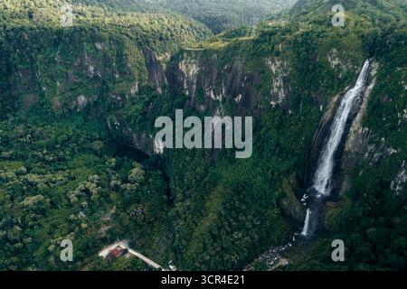 Vue aérienne de Air Terjun Nirwana Wartefall, à Toba, Sumatra Nord, Sumatra, Indonésie Banque D'Images
