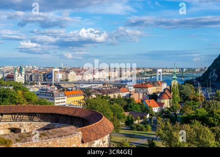 Budapest, Hongrie – septembre 2019 : vue panoramique de Budapest, Hongrie, depuis le château de Buda, surplombant le Danube, le pont de la liberté et Elizabeth Banque D'Images