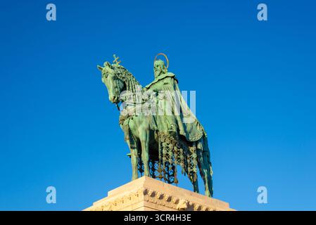 Statue équestre en bronze du roi Étienne Ier de Hongrie avec couronne et halo contre le ciel bleu vibrant, célèbre monument historique à Budapest. Banque D'Images