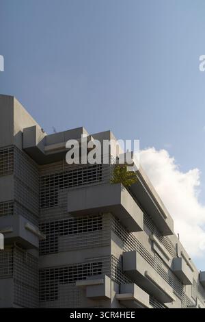 Bâtiment moderne en béton avec un design géométrique sous un ciel bleu clair. Miami, Floride, États-Unis Banque D'Images