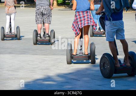 Budapest, Hongrie – juillet 2017 : groupe de touristes circulant en segways lors d’une visite guidée de la ville dans les rues de Budapest. Banque D'Images