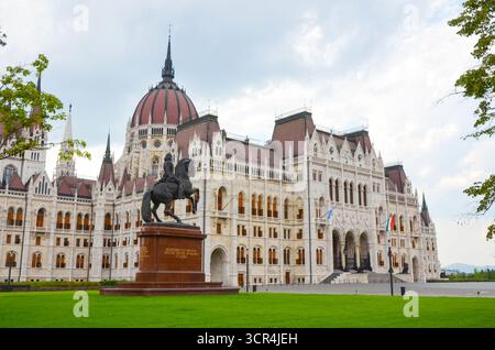 Budapest, Hongrie – 10 juillet 2017 : vue panoramique du Parlement hongrois et statue équestre sur la place Kossuth Lajos. Banque D'Images