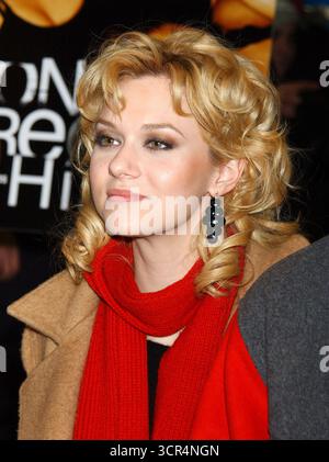 Hilarie Burton de One Tree Hill lors de la signature du DVD One Tree Hill : The First Season au FYE à New York, le 25 janvier 2005 Banque D'Images