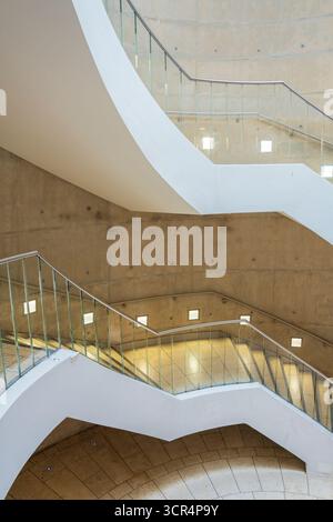 Un escalier moderne en pierre blanche dans le parking QPark du centre commercial Liverpool One à Liverpool, au Royaume-Uni Banque D'Images
