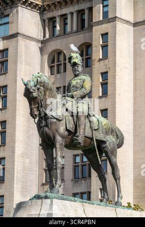 Statue en bronze du roi Édouard VII sur horesback, sur un socle, surplombant la rivière Mersey à Liverpool, au Royaume-Uni Banque D'Images