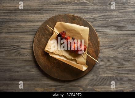 Brochette de poulet Tandoori sur assiette de service sur fond de bois. Vue de dessus, pose à plat Banque D'Images