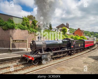 Train à vapeur - 2-8-0 la locomotive de marchandises lourdes no 3802 part de la gare de Llangollen avec un train de voyageurs à destination de Corwen sur le Llangollen Railway. Banque D'Images